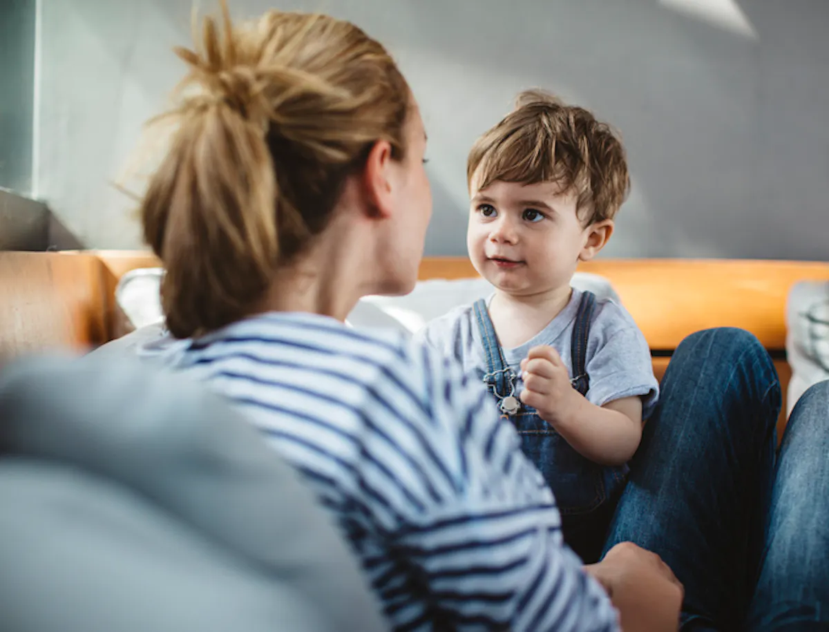 Pourquoi certains enfants parlent tard mais comprennent déjà tout ?