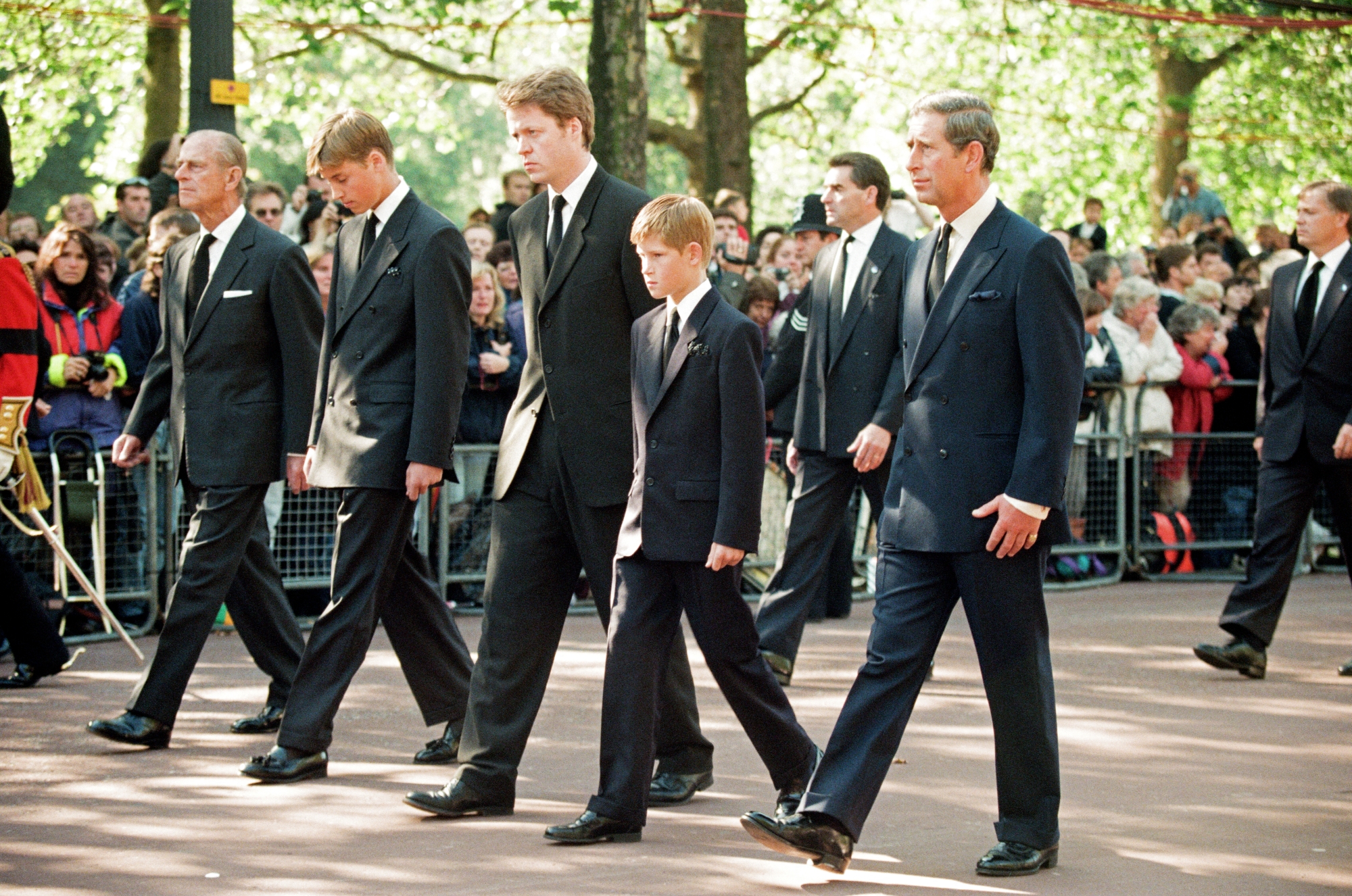 “Tout le monde sait que c’était une erreur” : Charles Spencer évoque son regret vis à vis de William et Harry lors des funérailles de Diana