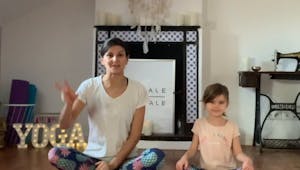 Ma routine Yoga « parent-enfant » : 3 exercices à faire avec votre enfant pour l’aider à vaincre sa timidité  