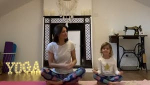 Ma routine Yoga « parent-enfant » : 3 exercices pour se réconcilier avec le sommeil 