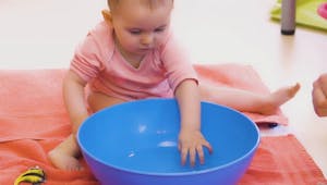 Comment on éveille bébé à ses premiers jeux d'eau (vidéo)
